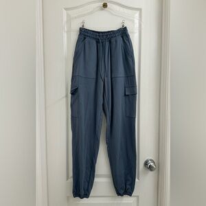 Gilly Hicks Hollister Go Recharge Cargo Pants